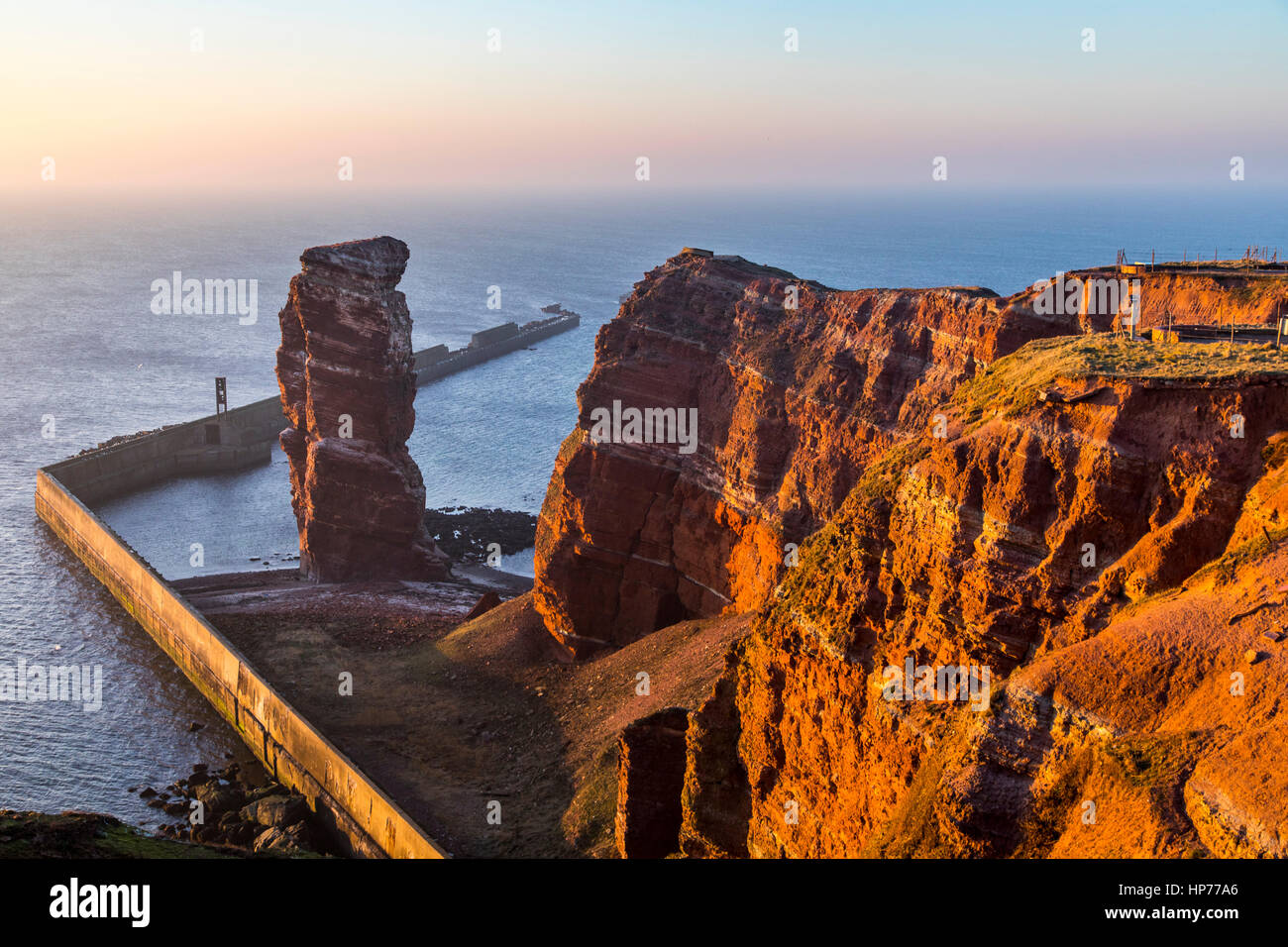 Die roten Steilküste Linie von Helgoland, eine deutsche Insel in der Nordsee, Lange Anna, das Wahrzeichen der Insel, genannt Rock-Nadel Stockfoto