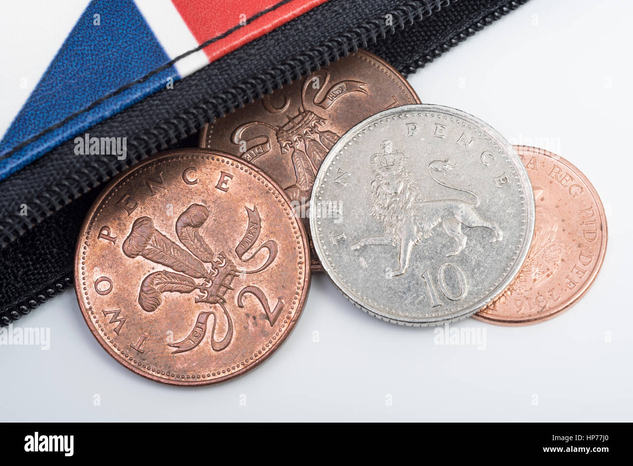 Union Jack Geldbörse mit Reißverschluss + britische Münzen / Münzen sichtbar oder verschüttet. Metapher UK Haushaltsausgaben, das Budget, steigende Preise, mittellos Stockfoto