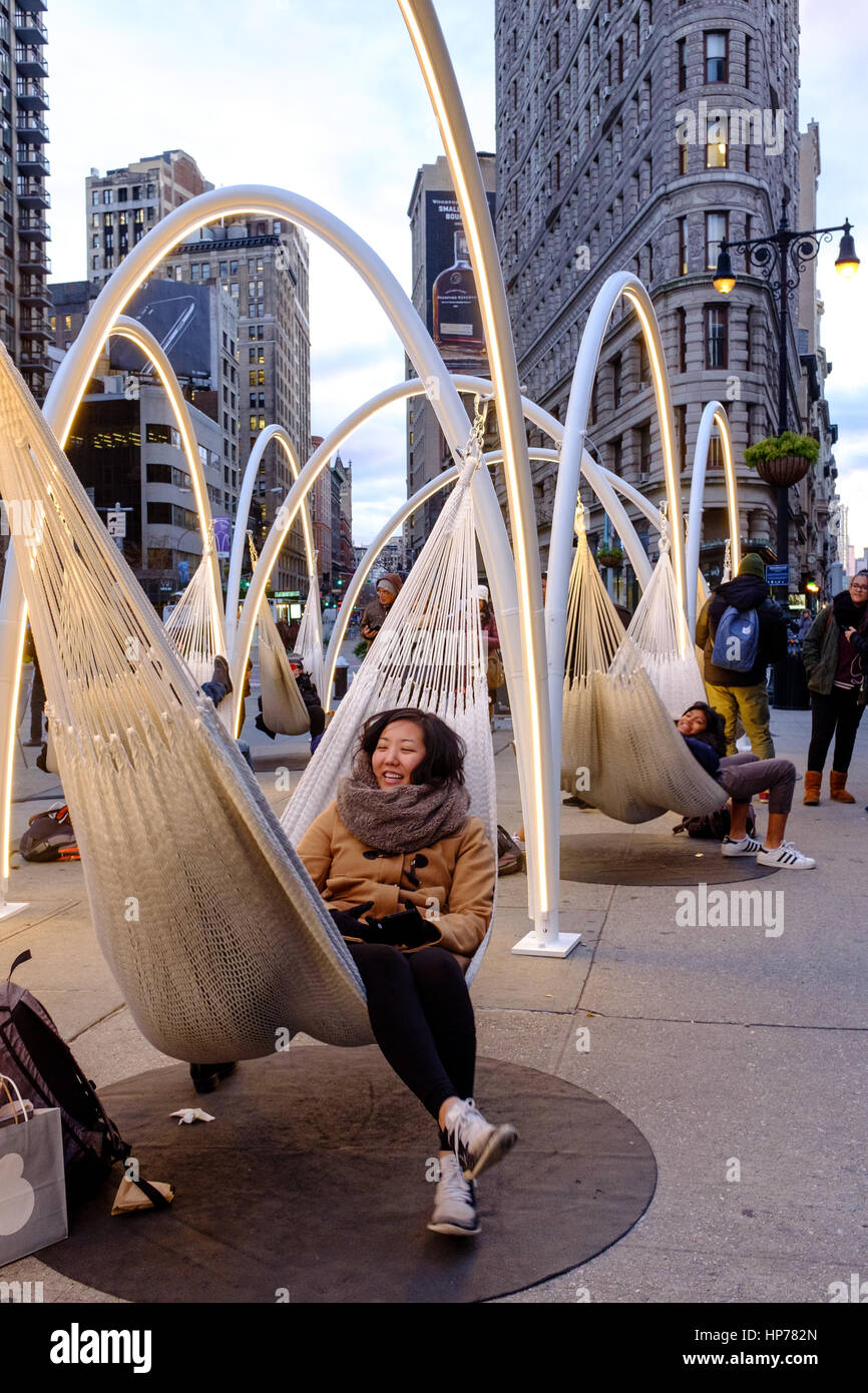 Die Skyline von Flatiron, sechs Hängematten aufgehängt zehn Stahlbögen im Jahr 2016 Weihnachtsferien im Plaza neben Madison Square Park bei 23rd Street Stockfoto