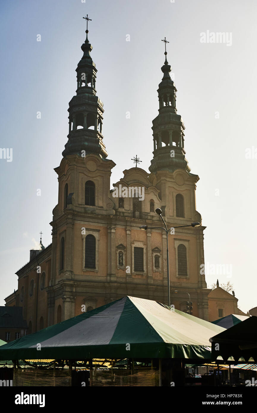 Kirche ragt über Stände auf dem Marktplatz in Posen Stockfoto