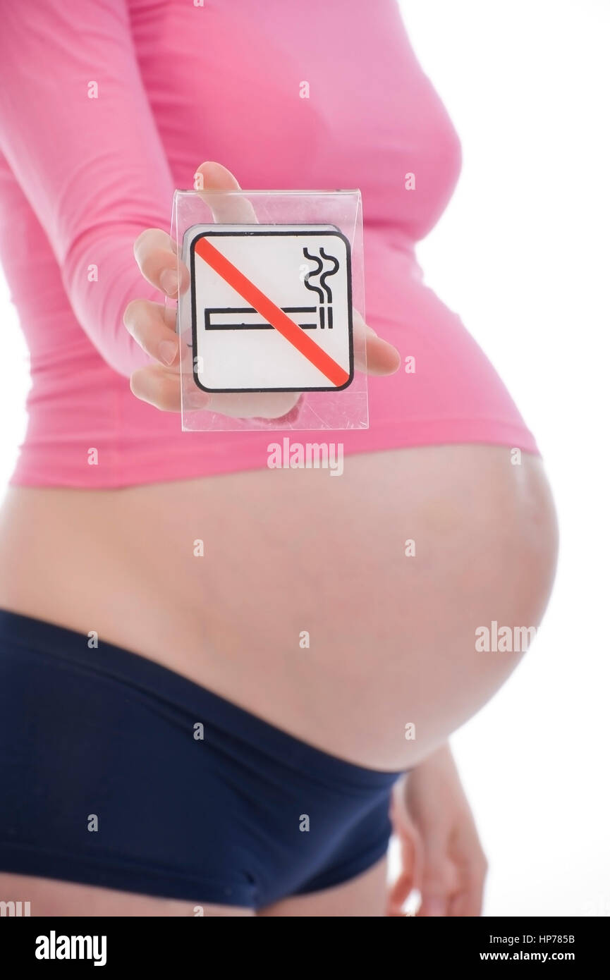 Model Release, Schwangere Frau Mit Nichtraucherschild - schwangere Frau mit Schild keine Rauchen Stockfoto