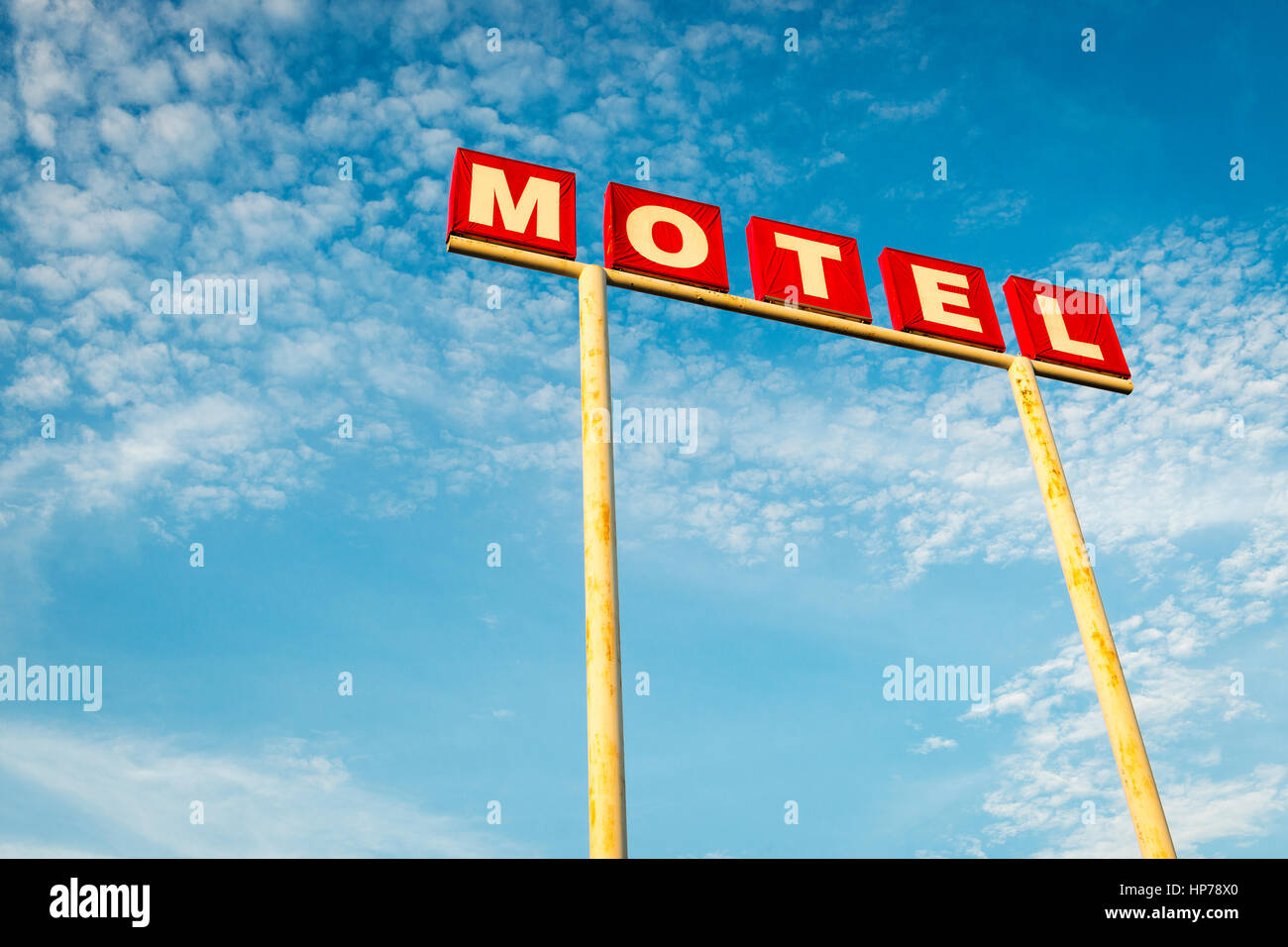 Motel-Schild vor einem blauen Himmel entlang der Route 66, USA; Konzept für eine Reise nach Amerika und Road Trip Stockfoto