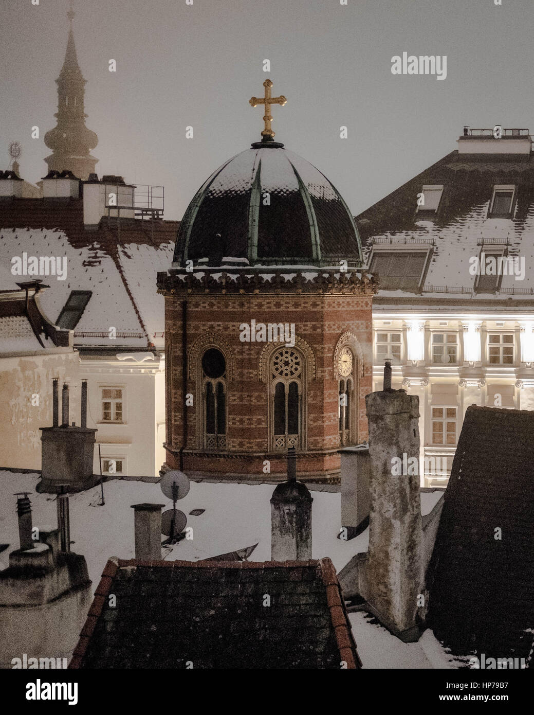Das Bild einer Ansicht der Wiener Dächer im Winter Schnee sichtbar. Stockfoto
