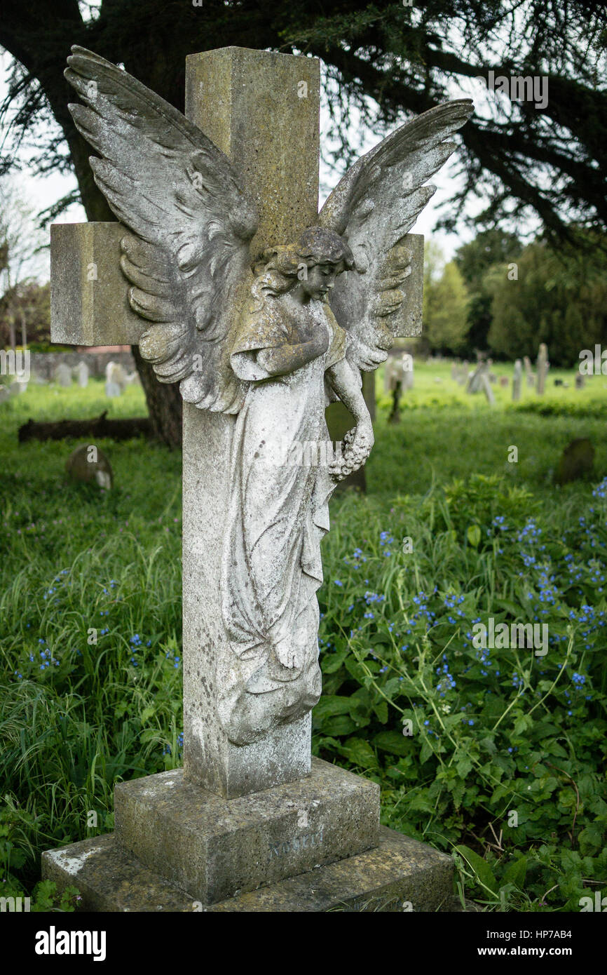 Viktorianische Engel Statue (Wächter der Toten) bei Newtown Road Friedhof, Newbury, West Berkshire Stockfoto