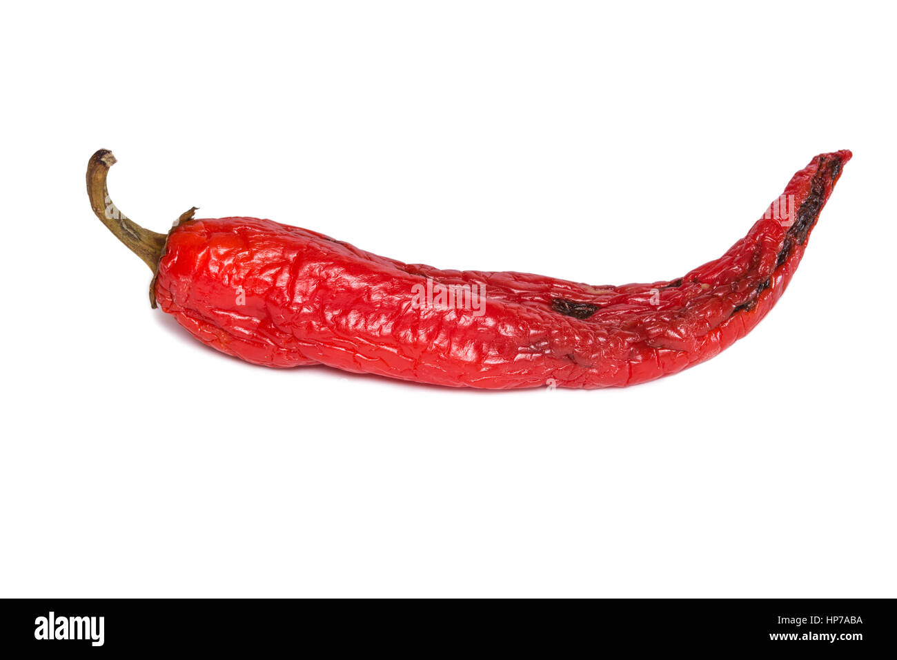 Faule Chilischote isoliert auf weißem Hintergrund. Die natürliche Farbe und Textur. Verdorbenes Gemüse. Stockfoto