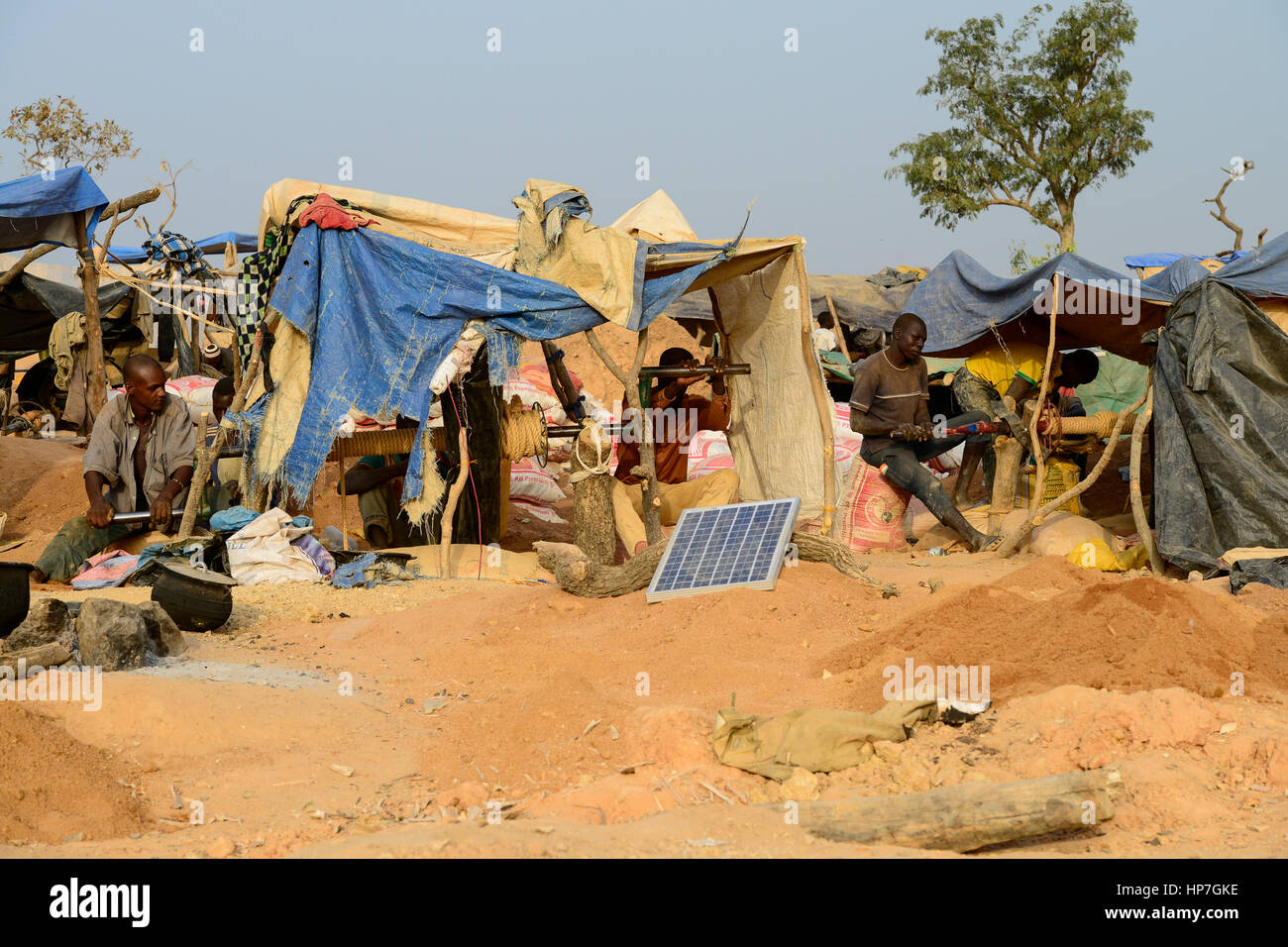 BURKINA FASO, Fada N´Gourma, Dorf TINDANGOU, gold Mining Camp PAMA, handwerklichen Goldminen, Photovoltaik-Panel für Taschenlampe Batterie aufladen Stockfoto