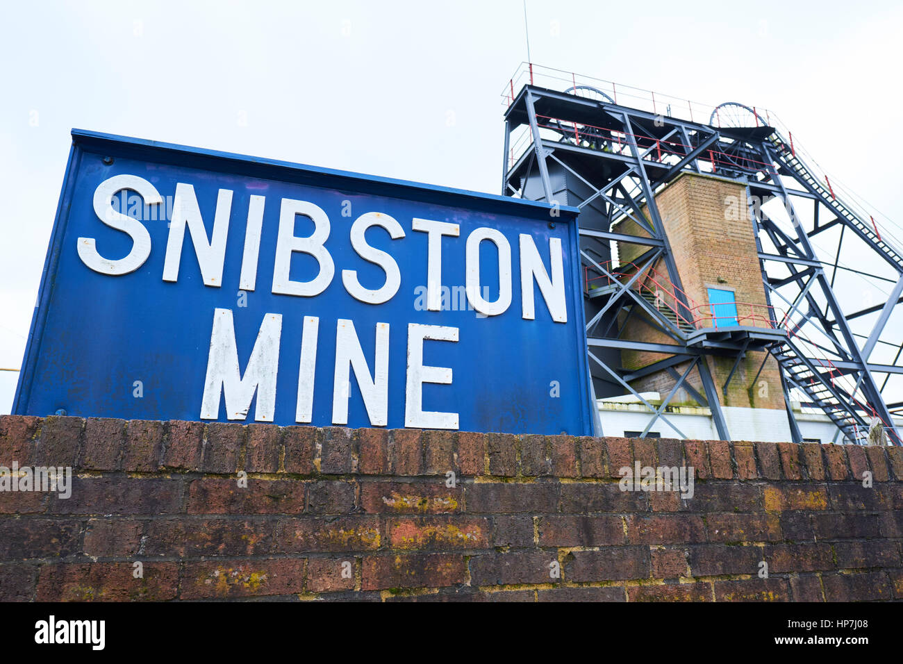 Snibston Bergwerk Zeche Zeichen mit dem Zechenhaus und der Wicklung Getriebe im Heck, Ashby Road, Coalville, UK Stockfoto