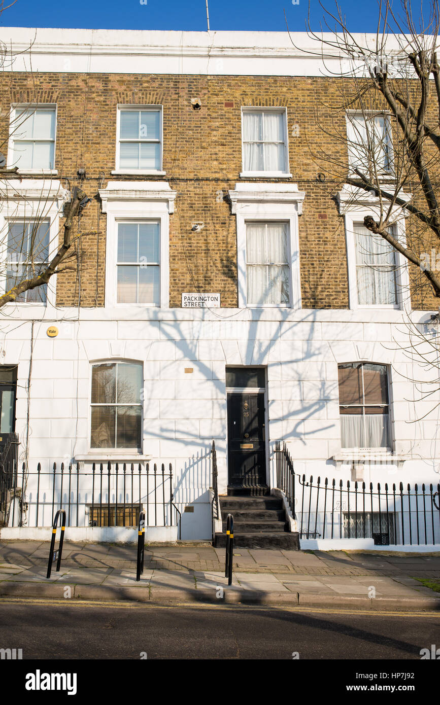 Islington, London, Großbritannien, 22. Januar 2017. Die Fassade der viktorianischen Stadthaus in Islington, North London. packington Street ist ein attraktives Wohngebiet Roa Stockfoto