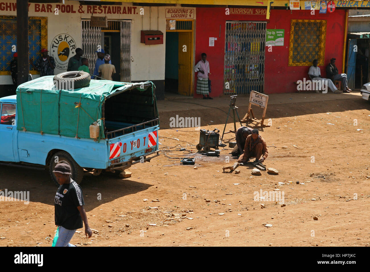 NAIROBI, Kenia - 8. Juni 2009: Straßenansicht von einem armen Vorort in Nairobi mit verschiedenen Geschäften und Menschen Handel auf der Straße Stockfoto