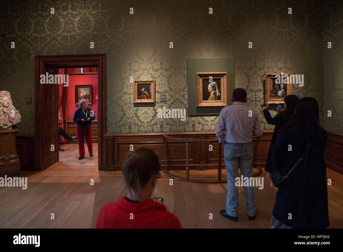 Besucher bewundern und Fotografieren von Johannes Vermeer, Mädchen mit