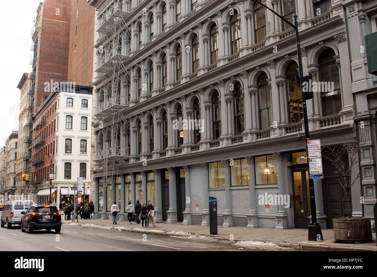 Das denkmalgeschützte E.V. Haughwout Gebäude an der Ecke von Broome Street und Broadway in Manhattan stammt aus dem Jahr 1857. Es hat eine Fassade aus Gusseisen. Stockfoto