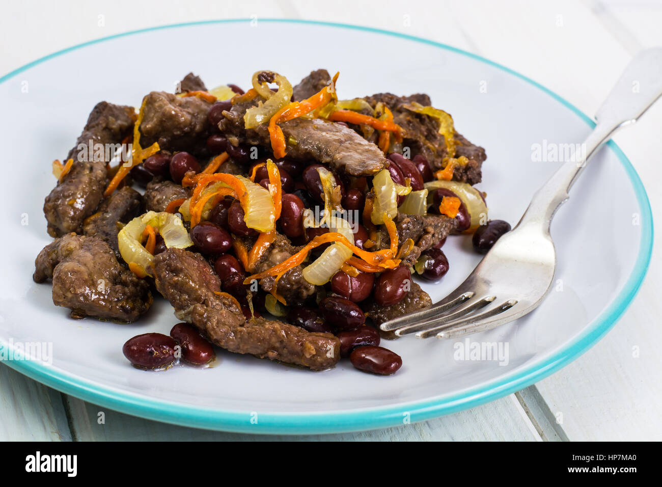 Rinderleber, Zwiebeln, Karotten gebraten auf Palte. Studio Photo Stockfoto