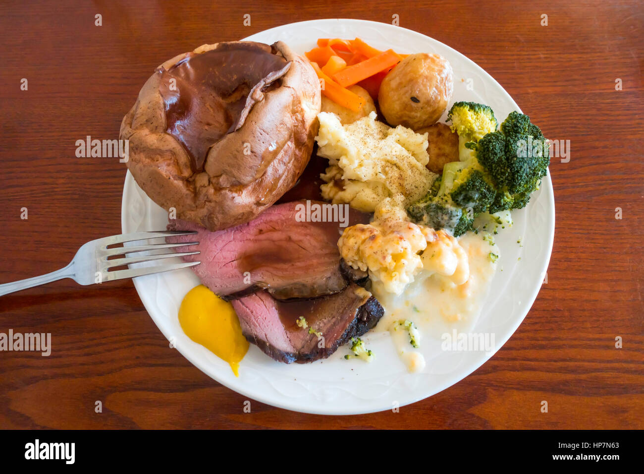 Sonntagmittag Hauptgericht Roast Beef Yorkshire Pudding Gemüse und Soße Stockfoto