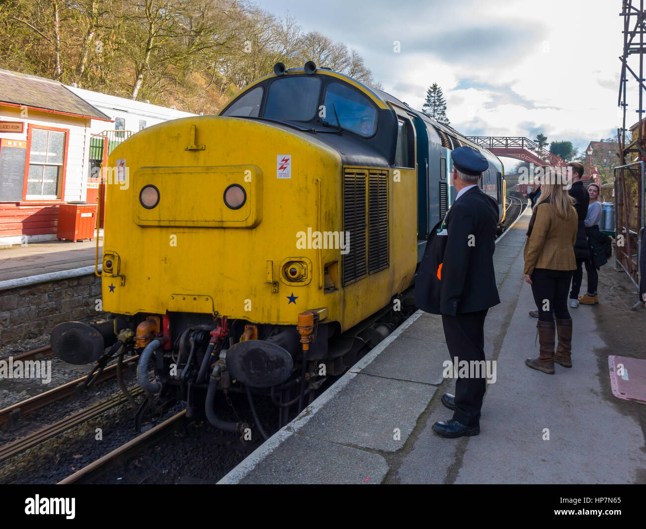 Ex-BR Klasse 37 Co-Co Diesel Lokomotive 37264 in Goathland Station North Yorkshire Moors Railway Stockfoto