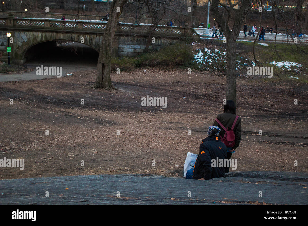 ein paar reden im park Stockfoto