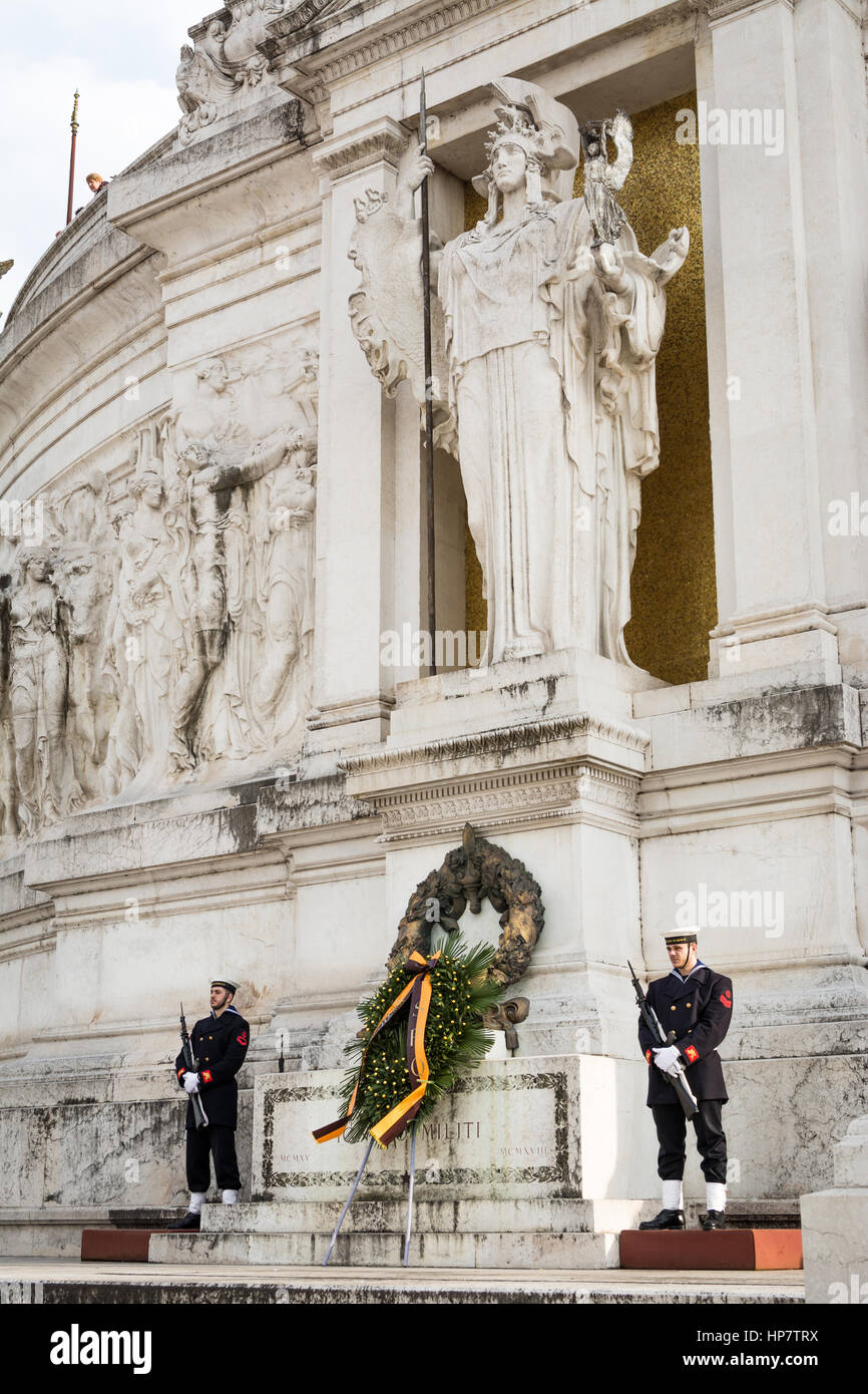 Italienische Soldaten Wache am Grab des unbekannten Soldaten in Rom. Stockfoto