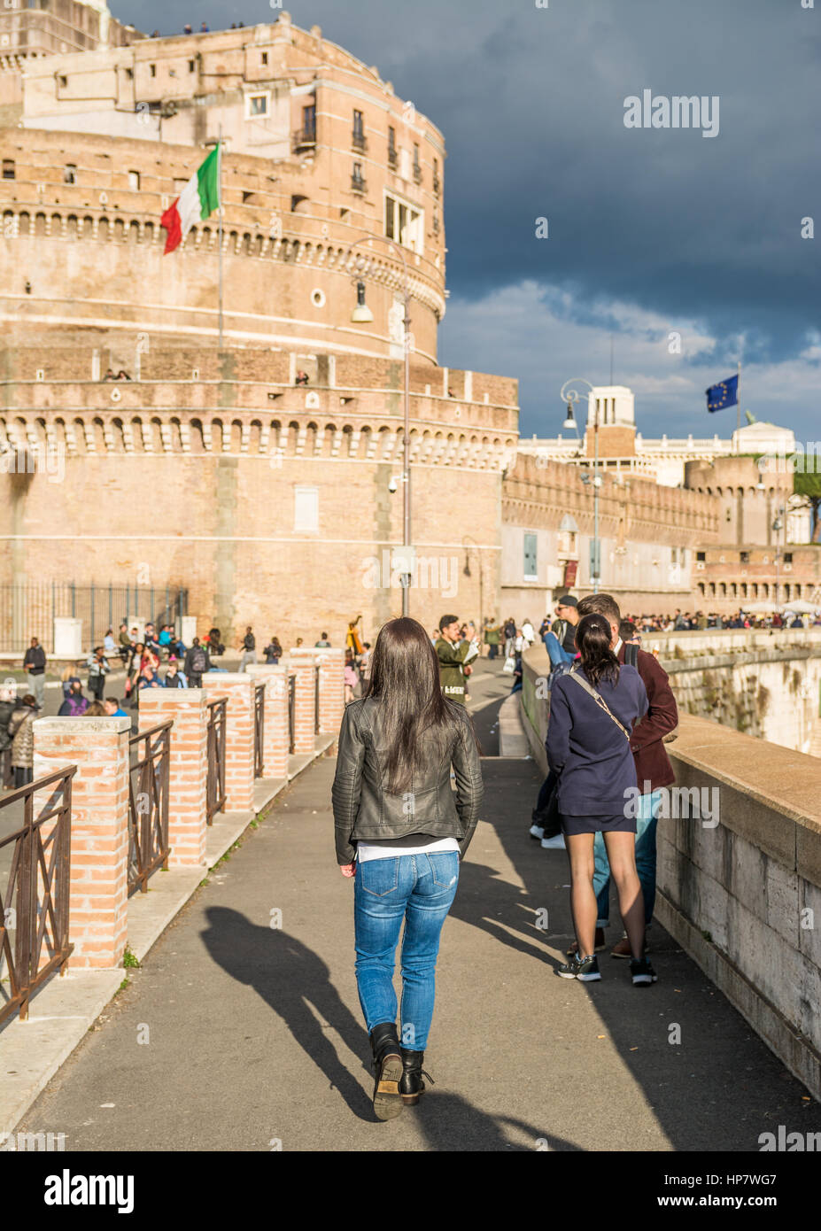 Touristen Fuß entlang Fluss Tiber vorbei an der Engelsburg in Rom, Italien. Stockfoto