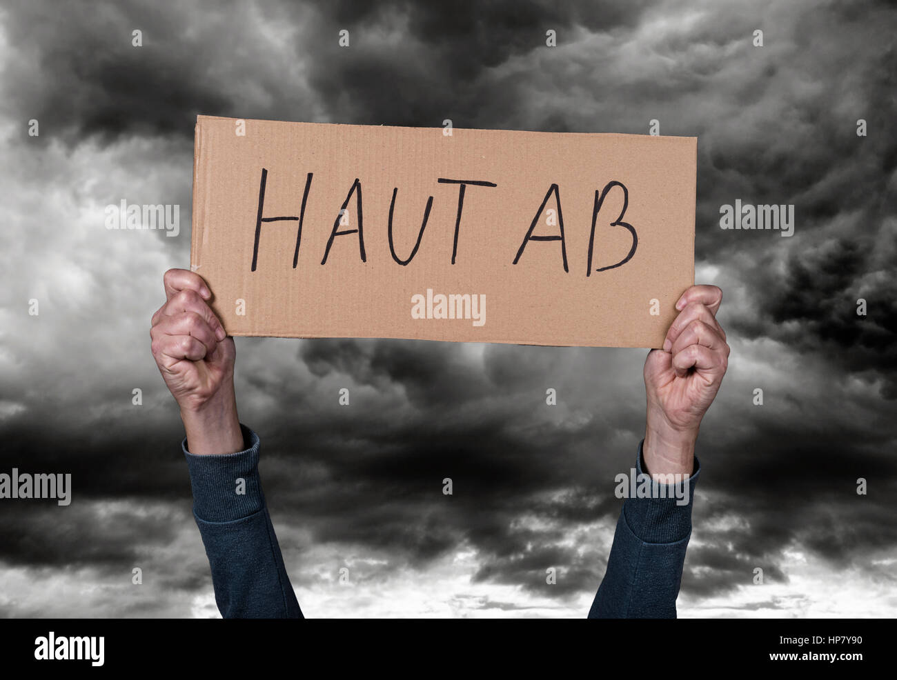 Hände mit Schild, die sagt "Raus" Stockfoto