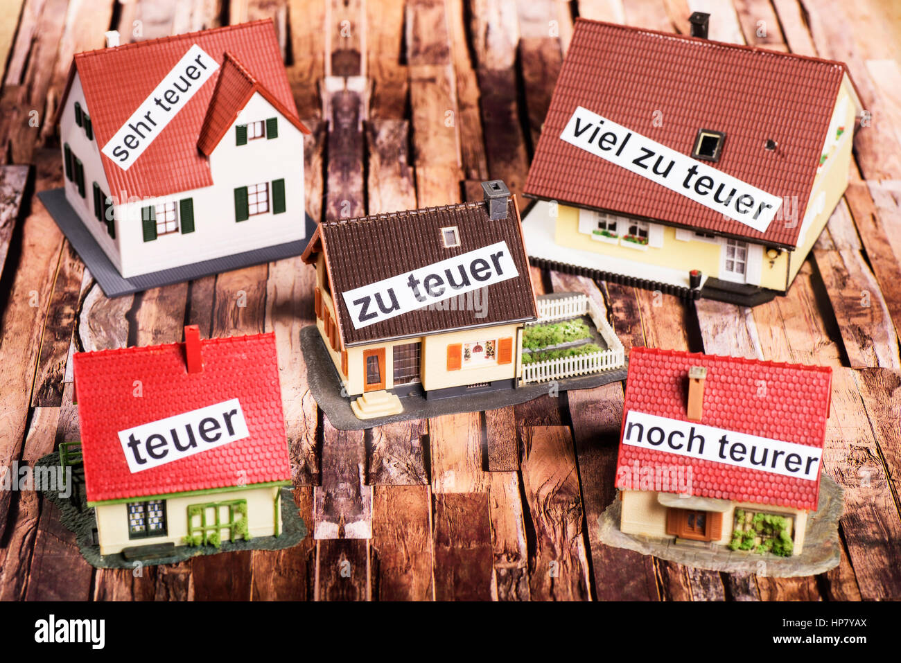 Häuser mit Etiketten, die Überteuerung symbolisieren. Stockfoto
