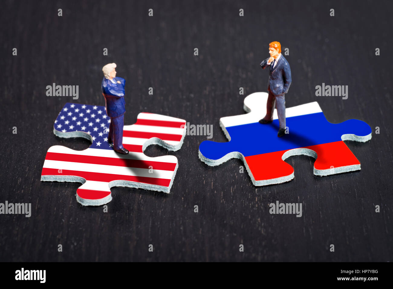 Puzzleteile mit den Flaggen der USA und Russlands Stockfoto