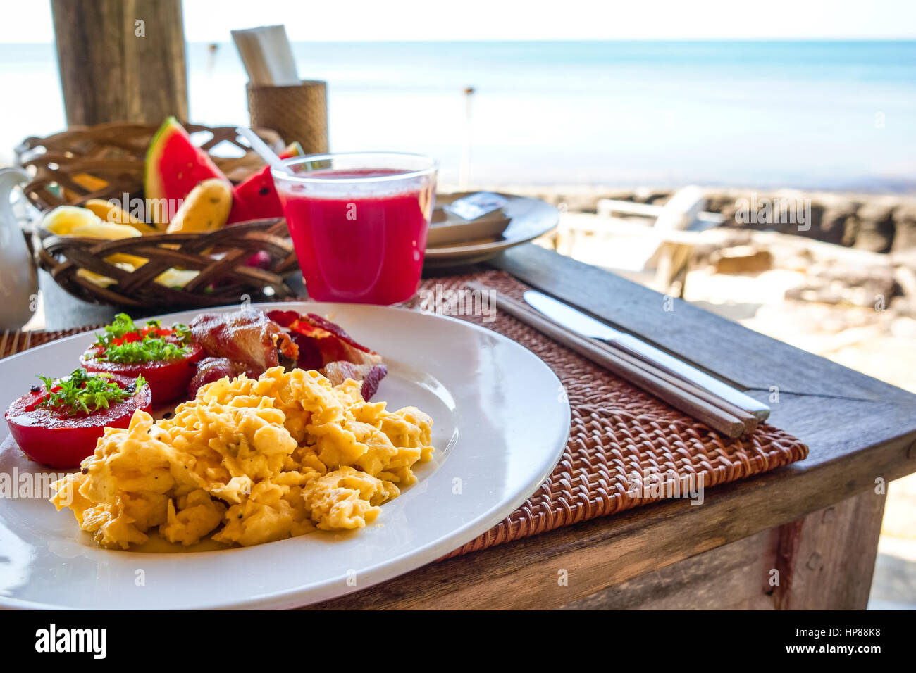 Frühstück mit Rührei und Speck und Tomaten an einem Tisch am Meer im Mango Bay, Puh Quoc, Vietnam, 21. Januar 2014 Stockfoto