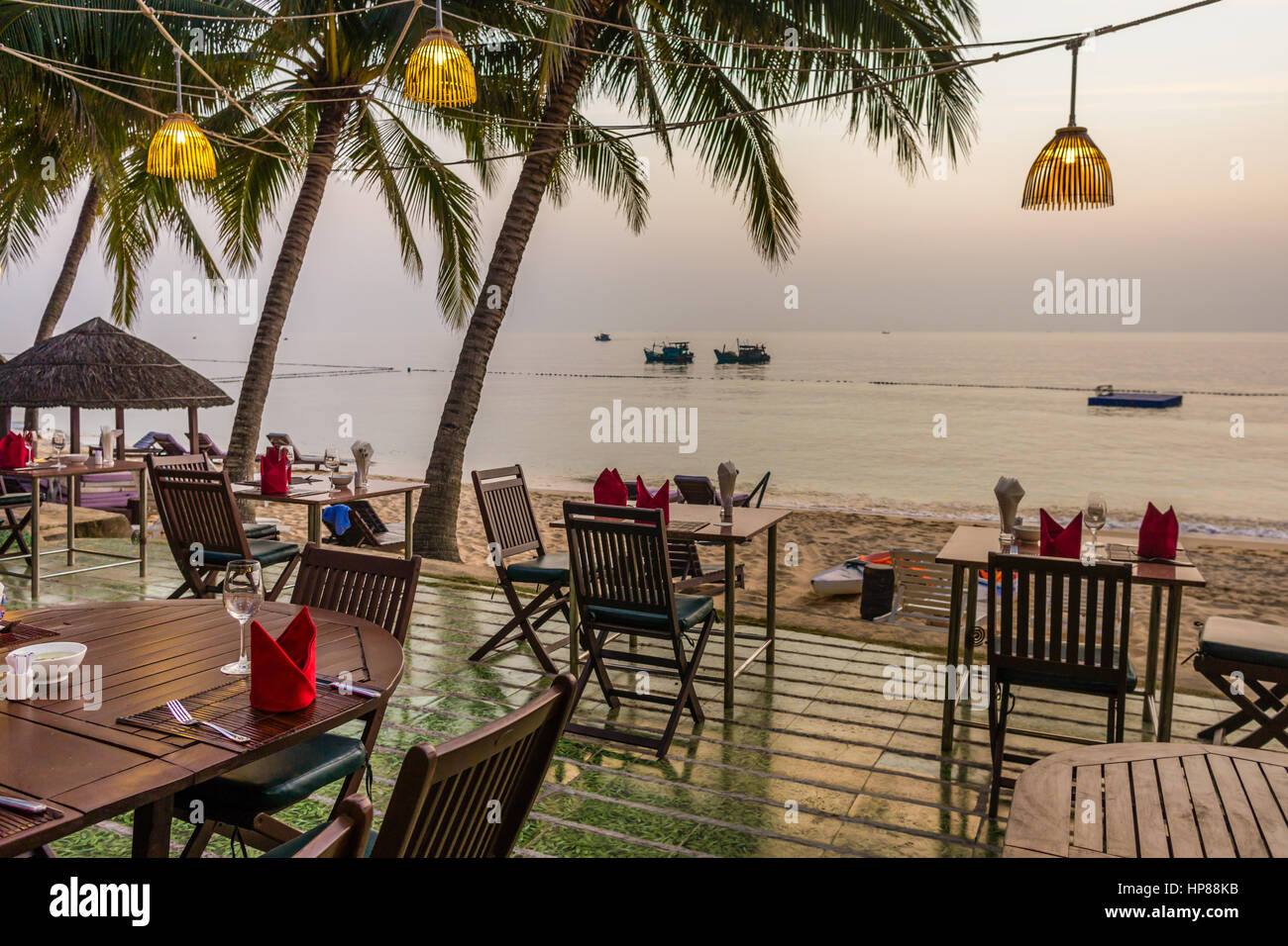 Restaurant am Meer auf einer Terrasse in Saigon Resort, Puh Quoc, Vietnam, 24. Januar 2014, Stockfoto