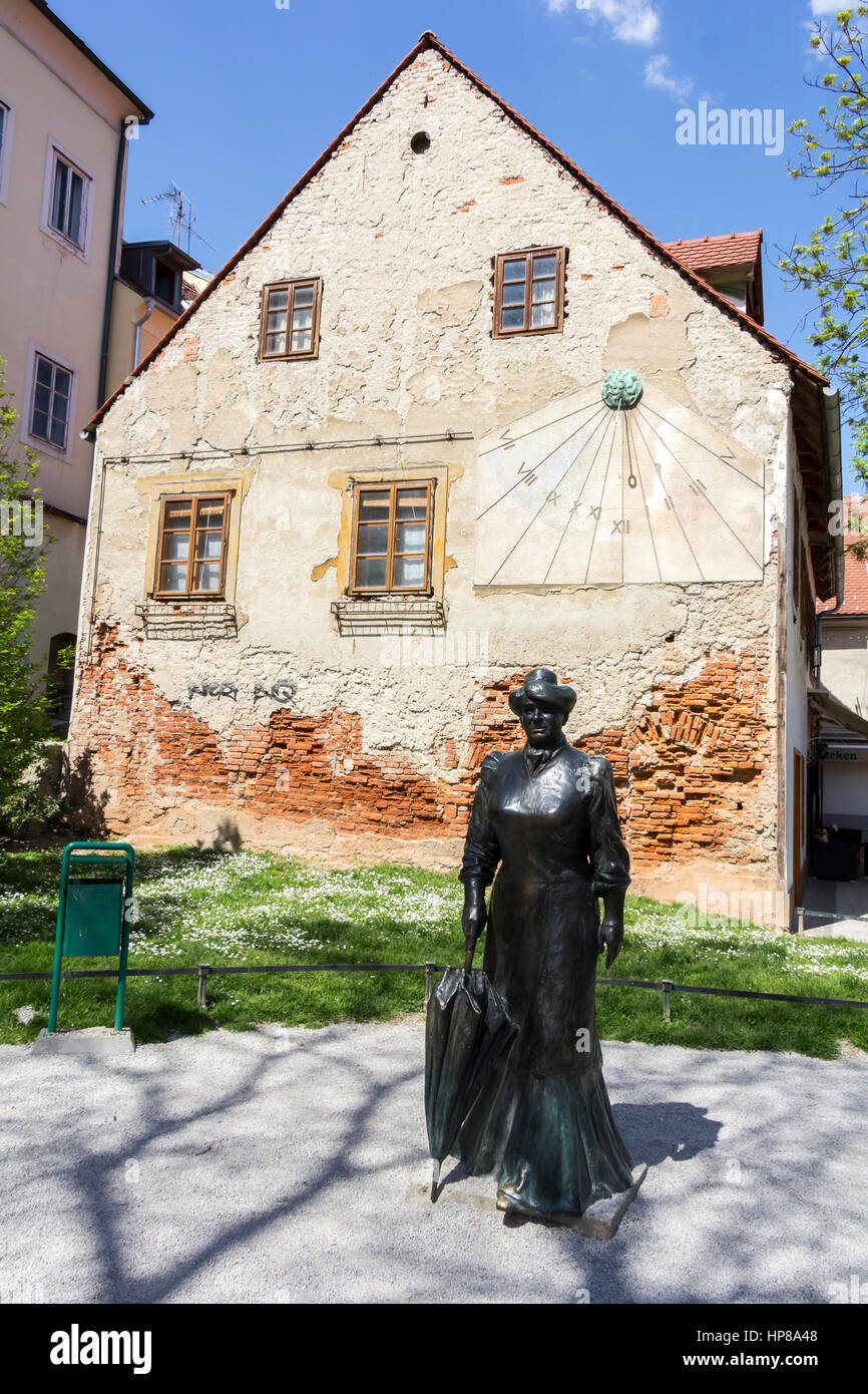 ZAGREB/Kroatien-APRIL 21: Alte Tkalciceva Straße in Zagreb am 21. April 2015 in Kroatien. Marija Juric Zagorka Denkmal, berühmter kroatischer Schriftsteller. Stockfoto