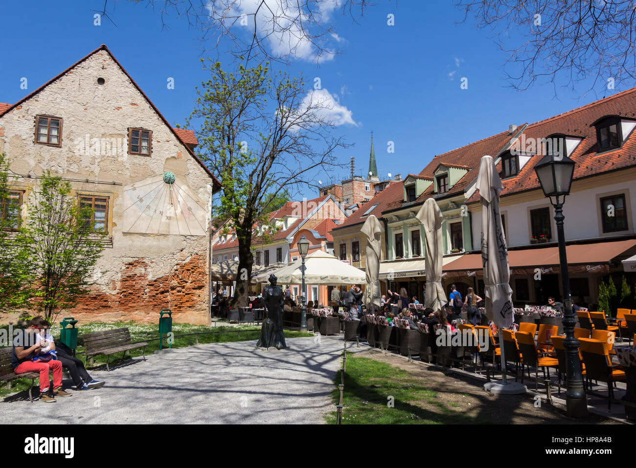 ZAGREB/Kroatien-APRIL 21: Alte Tkalciceva Straße in Zagreb am 21. April 2015 in Kroatien. Es ist die berühmte Straße im Zentrum Stadt mit zahlreichen Cafés und Stockfoto