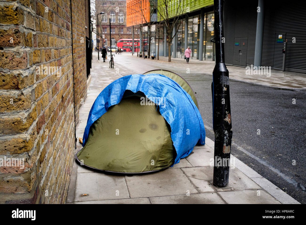 Zelt aufgeschlagen in zentralen London Straße stellt Schutz für eines der  Stadt obdachlos Stockfotografie - Alamy