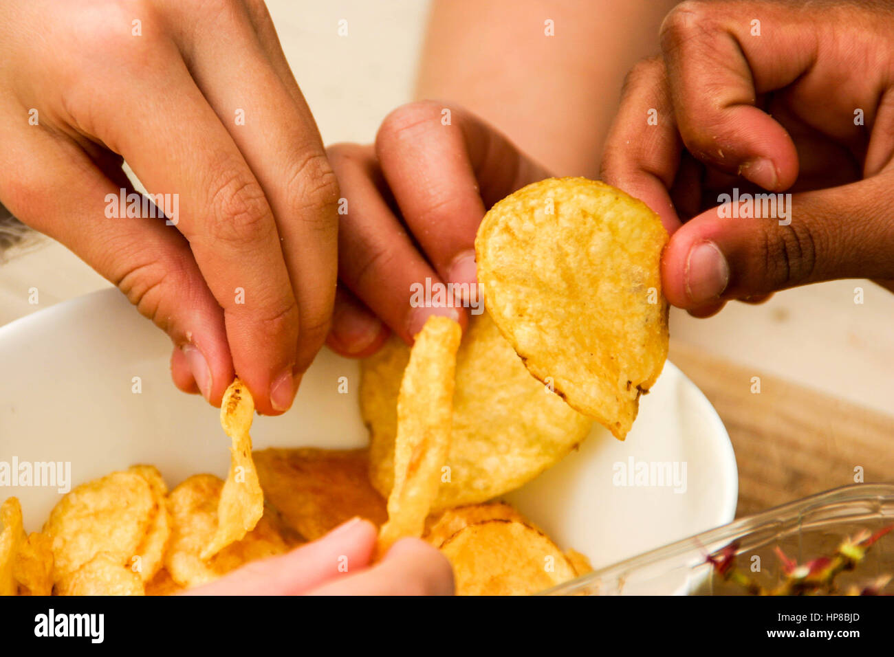 Gruppe von Freundinnen teilen einen Darm von Chips auf einer party Stockfoto