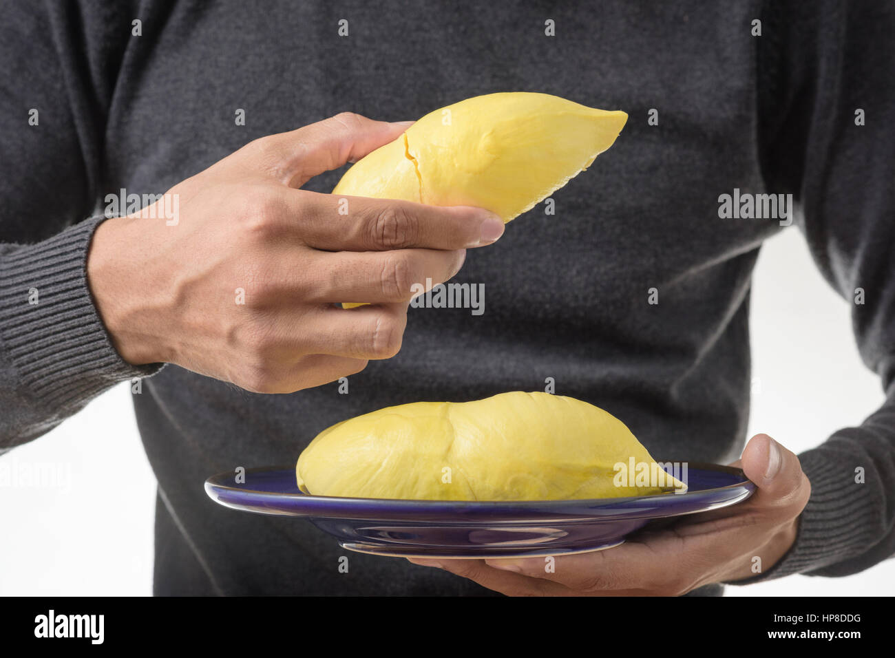 Thai Mann abholen der gelben Mon Thong Durian Lappen. Stockfoto