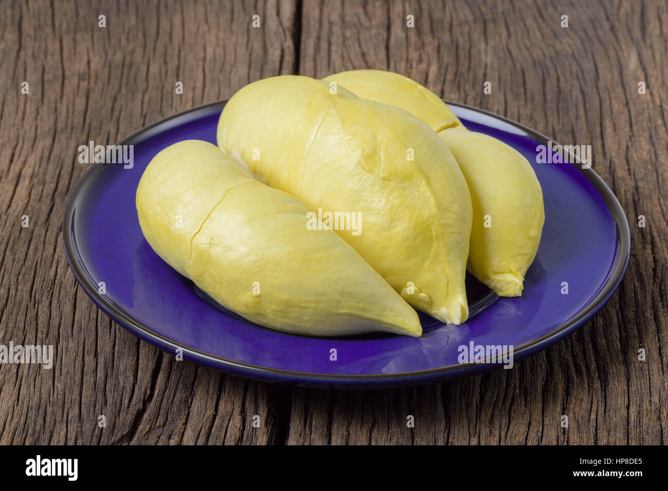 Closeup gelbe Reife Mon Thong Durian in Platte Stockfoto