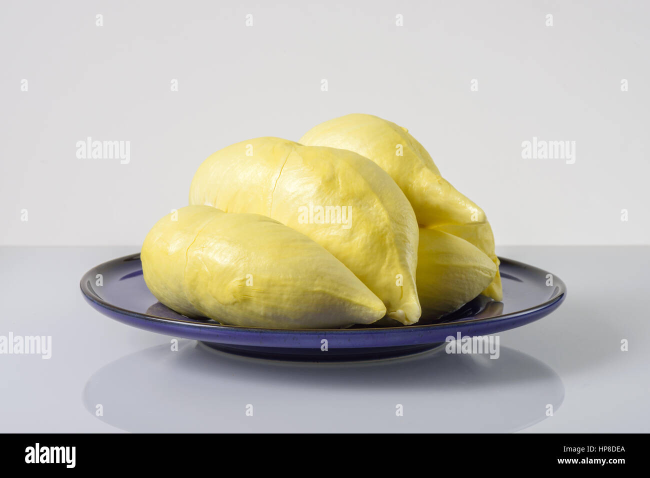 Closeup gelbe Reife Mon Thong Durian in Platte Stockfoto