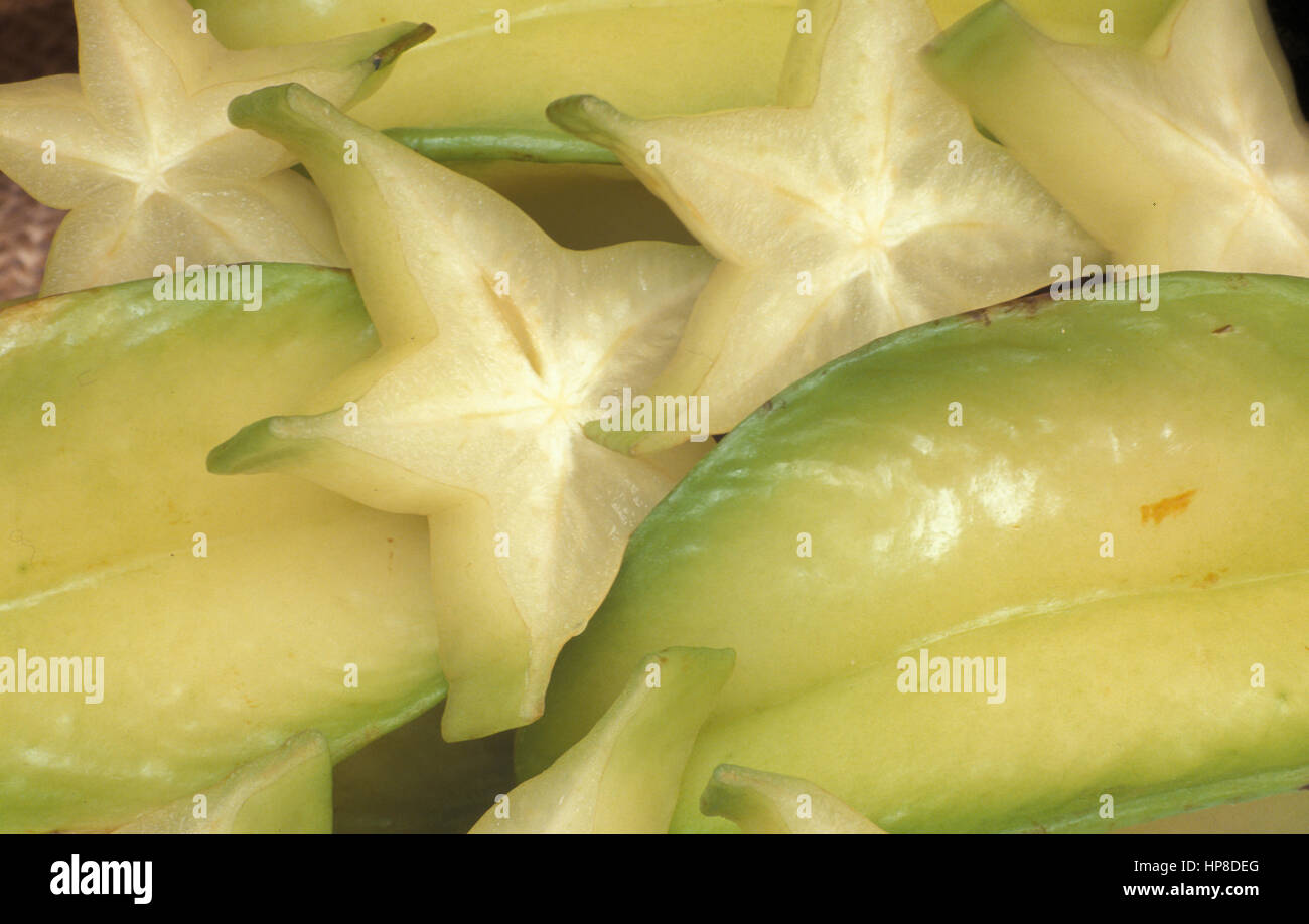 Karambole oder Sternfrucht, ist die Frucht von Averrhoa carambola. Der Stern Obst hat fünf goldenen Flügeln, einem sternförmigen Muster beim Ausschneiden anzuzeigen. Stockfoto