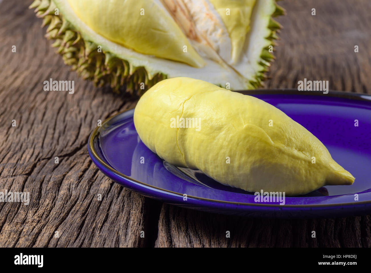 Closeup gelbe Reife Mon Thong Durian in Platte Stockfoto