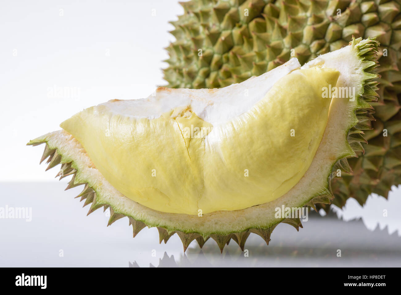 gelbe Durian in Seite Mon Thong Durian Frucht auf weißem Hintergrund Stockfoto