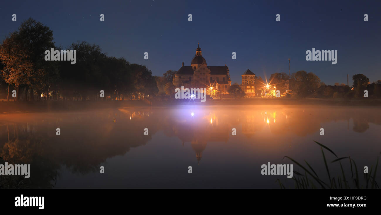 Nebel über See in der Nacht. Straßenlaternen im Park in der Nacht. Nacht Panorama-Landschaft. Stockfoto