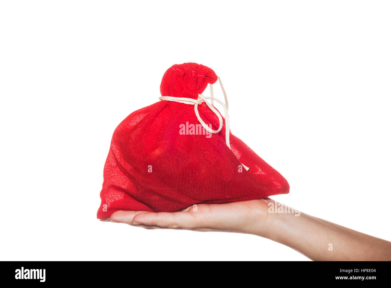 Rote Tasche mit Geschenken auf Frau Hand isoliert auf weißem Hintergrund. Weihnachts-Säckchen mit präsentiert. Weihnachten-Verkauf-Kulisse. Stockfoto