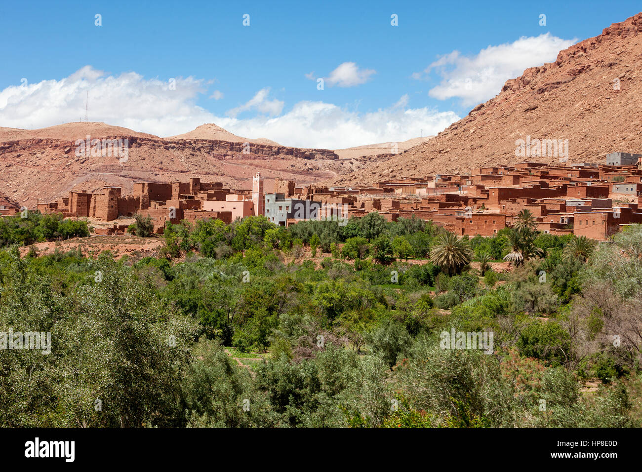 Marokko.  Die Landschaften entlang der Autobahn P1506 zwischen Ait Ben Haddou und Telouet, Atlas-Gebirge.  Dorf zeigen meist traditionellen Schlamm Bau techn Stockfoto