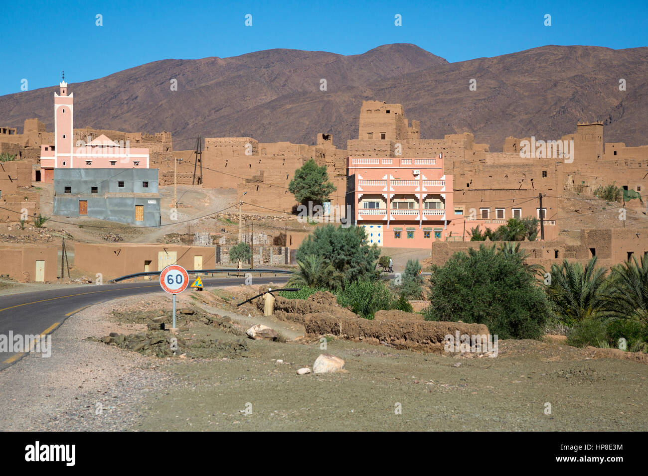 Draa River Valley, Marokko.  Neue Moschee, neues Haus, alte Häuser im Dorf. Stockfoto