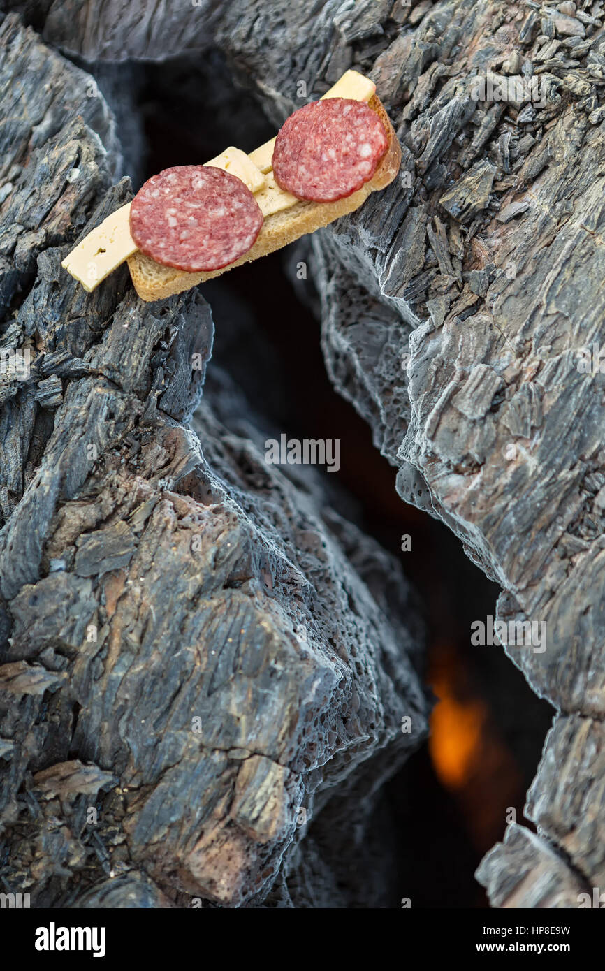 Grillen über dem Feuer im Riss des gefrorenen Lavafeld am Vulkan Tolbachik, nach Ausbruch im Jahr 2012 Klyuchevskaya Gruppe von Vulkanen Stockfoto