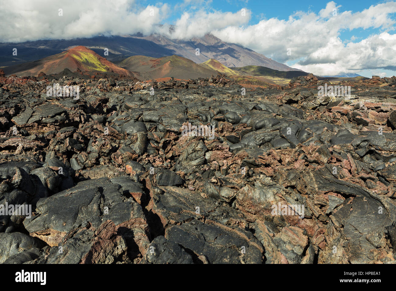Lavafeld am Vulkan Tolbachik, nach Ausbruch im Jahr 2012 auf Hintergrund Plosky Tolbachik Vulkan Klyuchevskaya Gruppe von Vulkanen Stockfoto