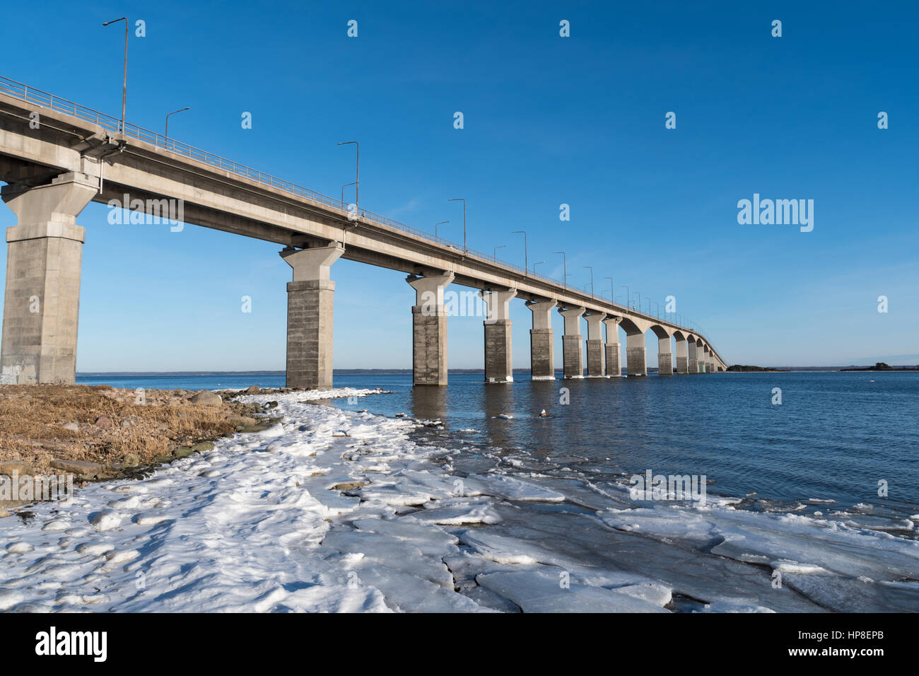 Winter an der Öland-Brücke in Schweden. Die Brücke verbindet die Insel Öland mit dem Festland Schweden Stockfoto