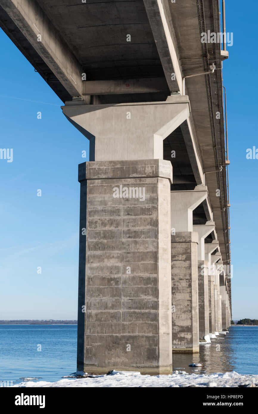 Unter der Öland-Brücke in der Ostsee. Die Brücke verbindet die Insel Öland mit dem Festland Schweden. Stockfoto