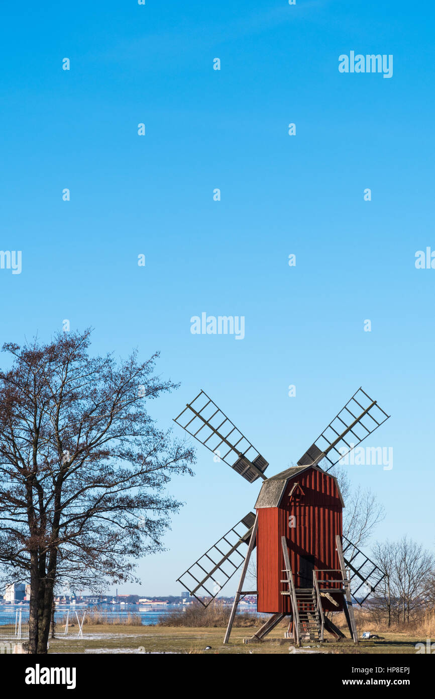 Sonnenschein auf die alte hölzerne Windmühle, ein typisches Symbol für die schwedische Insel Öland - die Insel der Sonne und wind in der Ostsee Stockfoto