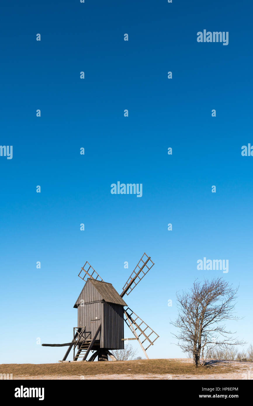 Alte hölzerne Windmühle auf einem Hügel auf der schwedischen Insel Öland, die Insel der Sonne und wind in der Ostsee. Windmühlen sind typische Symbole für die Insel Stockfoto