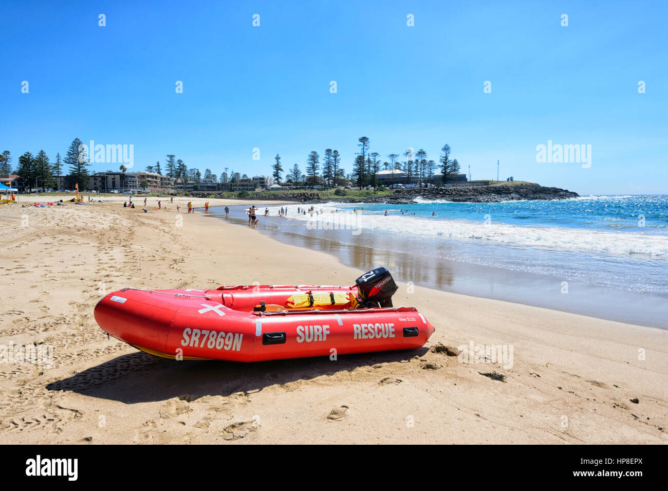 Surf Rescue rot Zodiac am Surfstrand, Kiama, Illawarra Coast, New-South.Wales, Australien Stockfoto