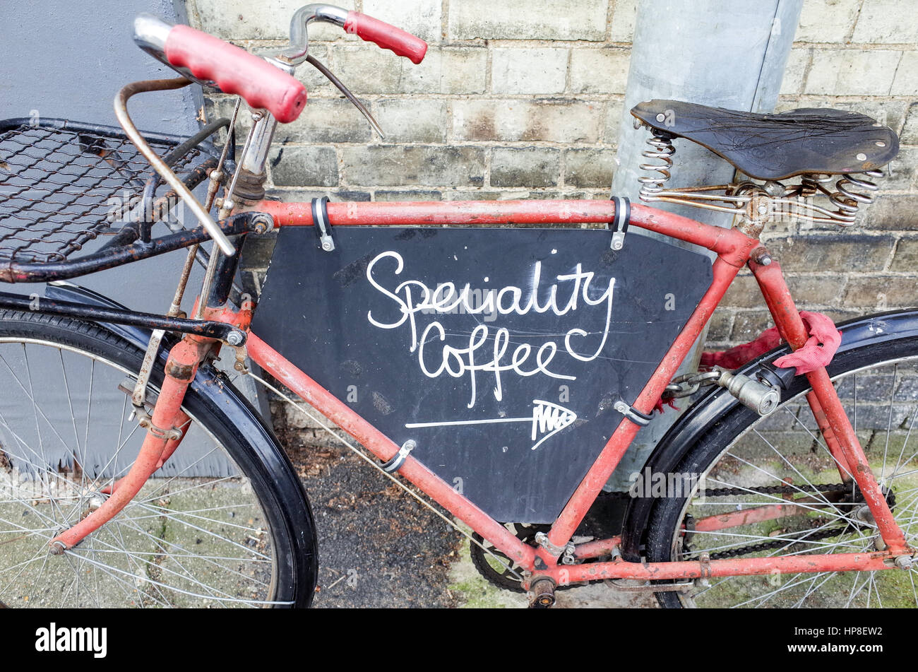 Spezialitäten-Kaffee-Geschäft melden Sie auf einem Vintage Bike in Cambridge UK Stockfoto