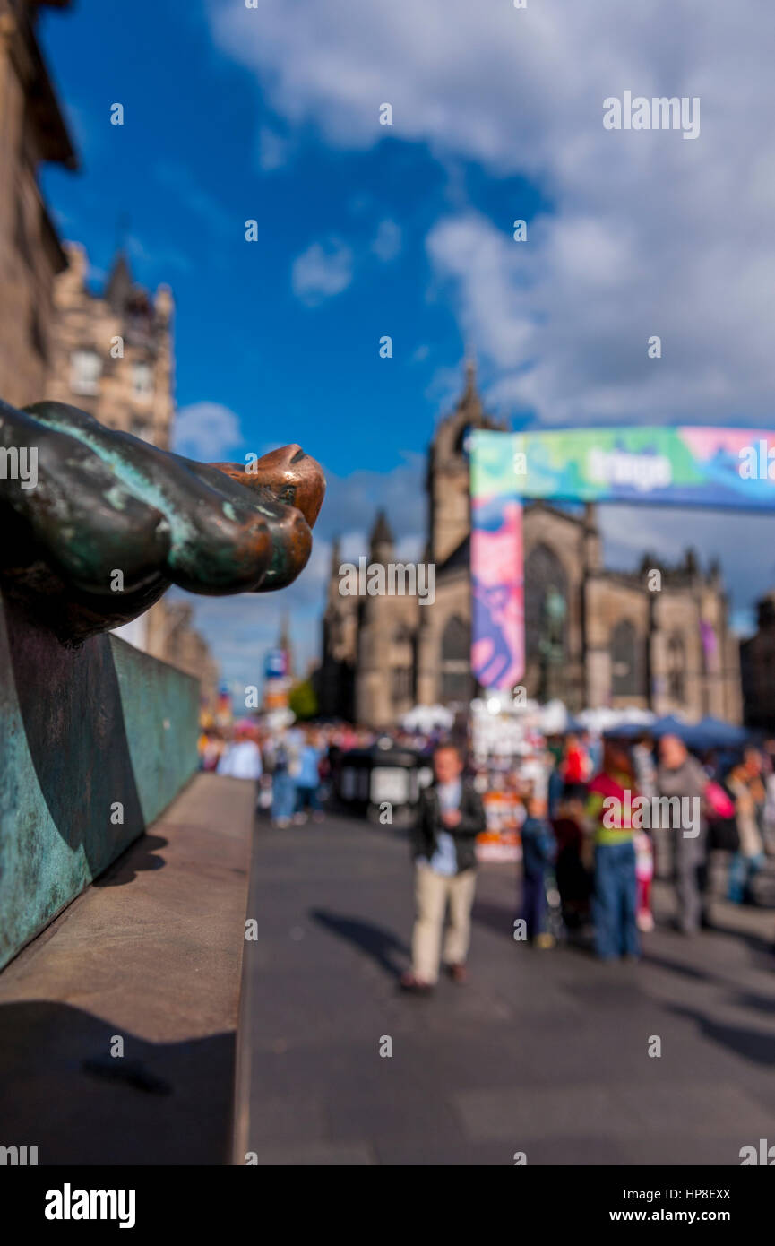 Der große Zeh der Statue zu Hume befindet sich in der High Street-Edinburgh während des Edinburgh Festivals. Stockfoto