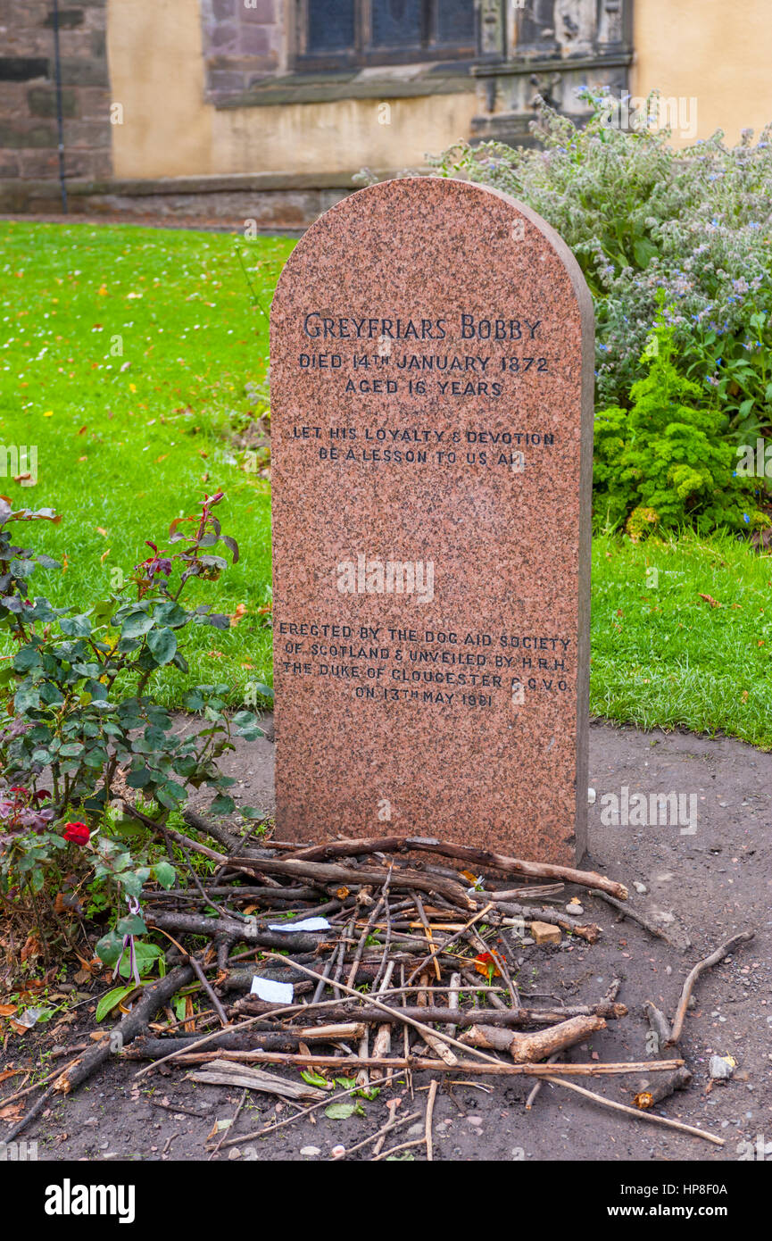 Das Grab von greyfriars Bobby in der greyfriars Kirchhof in der Grassmarket Edinburgh. mit Stöcken von Touristen links für greyfriars Bobby, Stockfoto